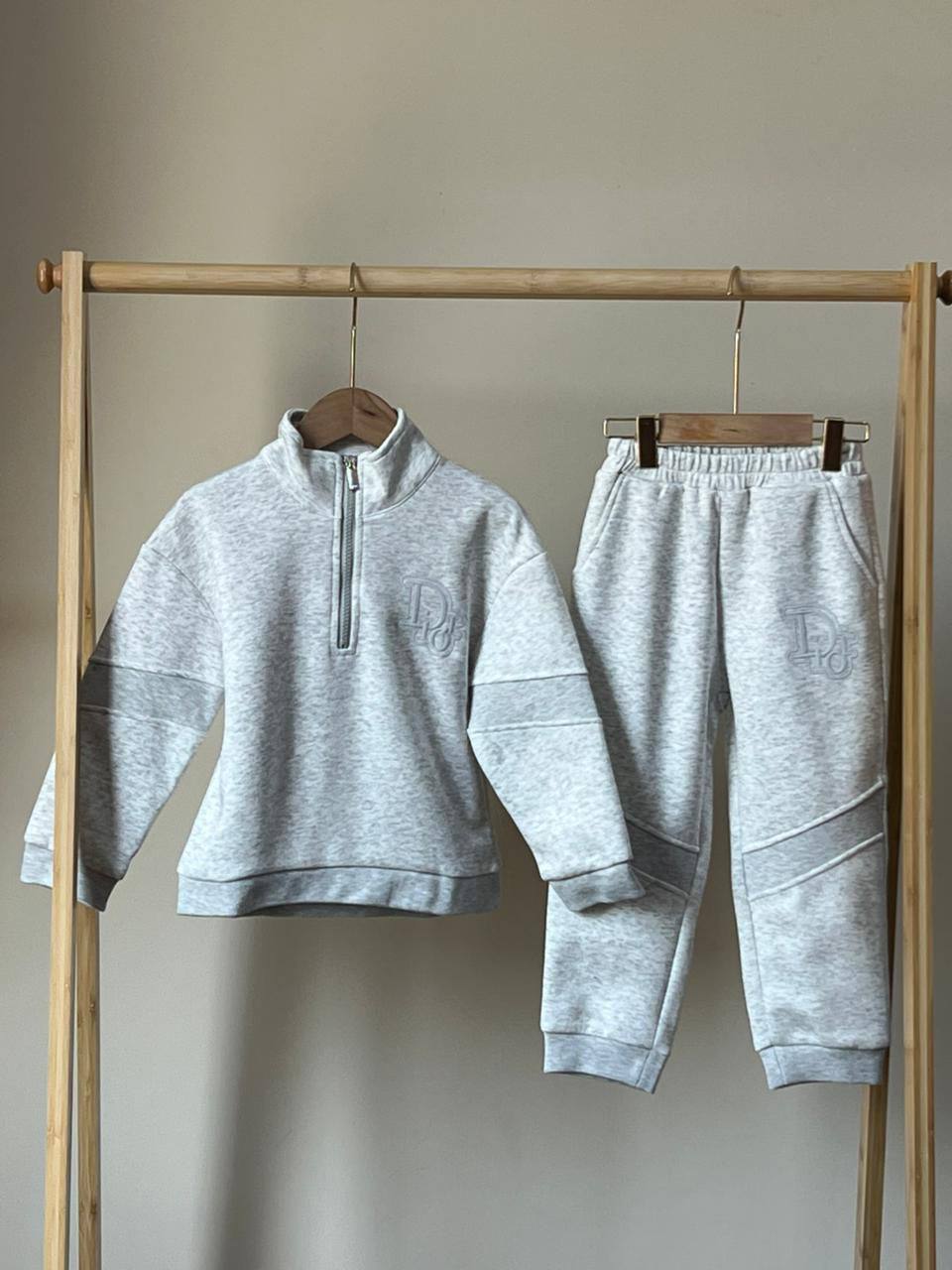 New collection{}
Brand : Dior 🔥
Super master quality 😍
Size:2/ 12years old
290 dhs🪙🌨️

Zain261
♥️♥️♥️