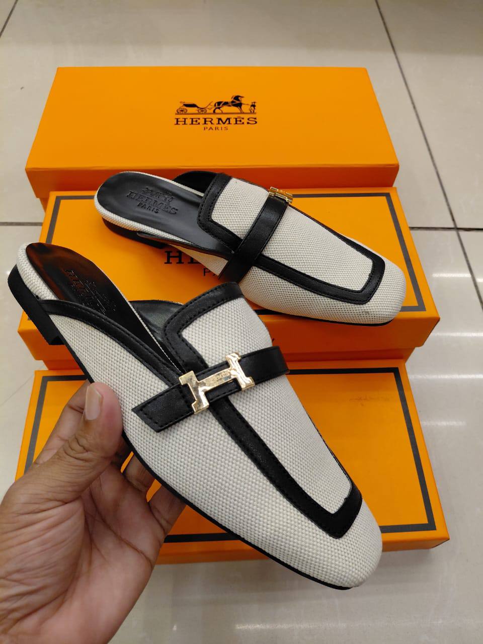 Hermes 
High Quality, 
New Arrived,
Size 36 To 41 
110 dhs🇦🇪🇦🇪

Zain120
♥️♥️♥️