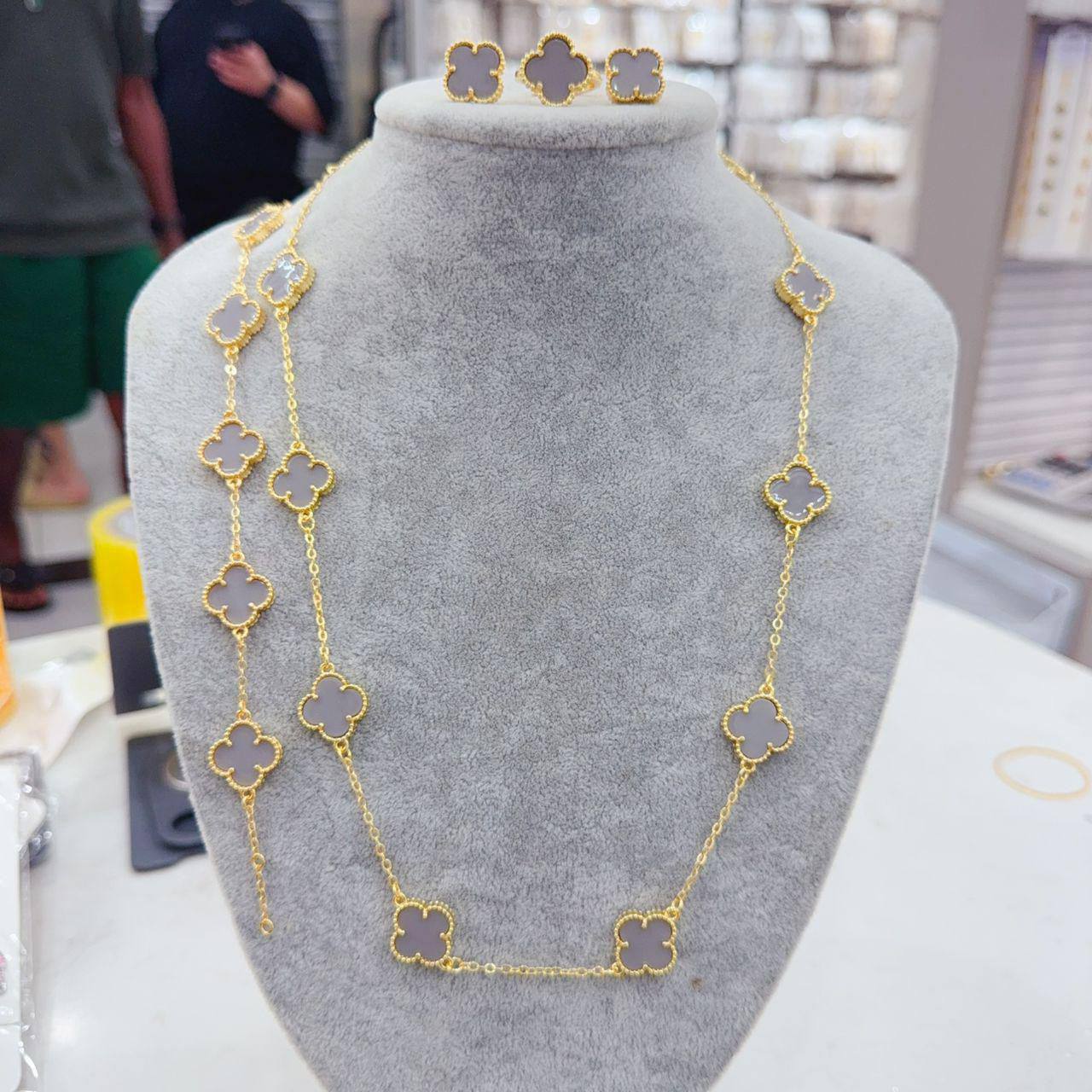 VCA SET❤️‍🔥*
Necklace 🍁
Earring💥
Bracelet 🐦‍🔥
Master quality 💯
With normal boxes 📦 
250 dhs🪙🌨️
With master box 🗃️ 
300 dhs🪙🌨️

Zain216
♥️♥️♥️