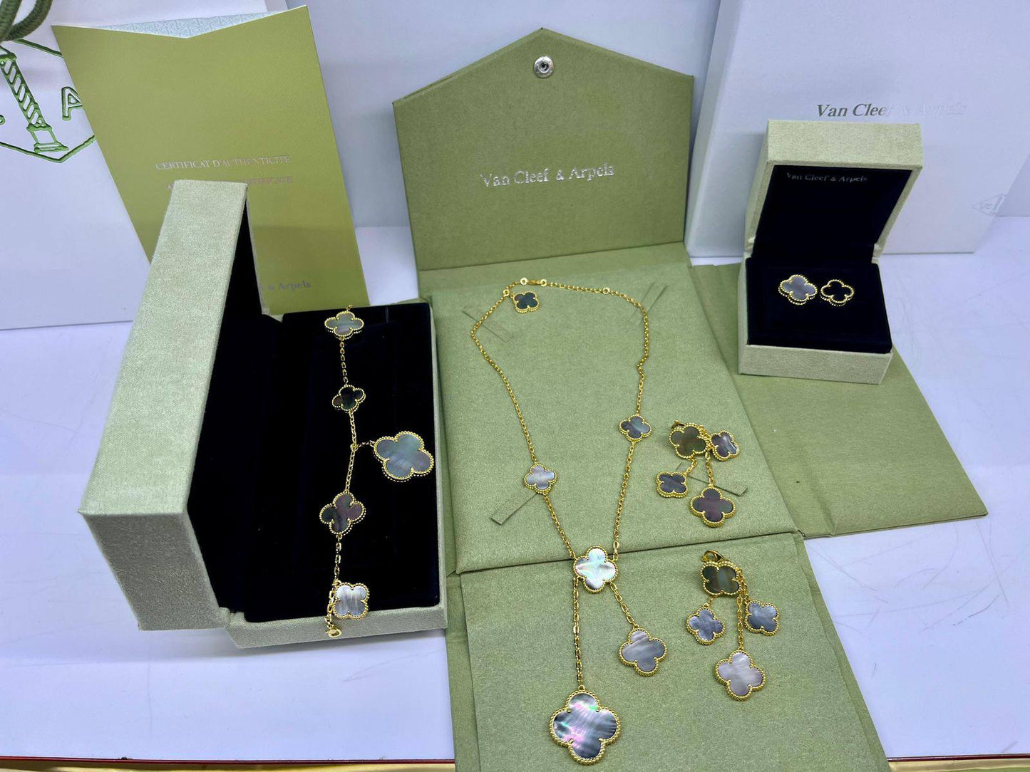 VCA SET❤️‍🔥*
Necklace 🦋
Earring🌸
Ring 💍 free size 
Bracelet 🐦‍🔥
Master quality 💯
With normal boxes 📦 
240 dhs🗽
With master box 🗃️ 
300 dhs🗽

Zain216
♥️♥️♥️