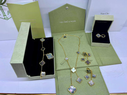 VCA SET❤️‍🔥*
Necklace 🦋
Earring🌸
Ring 💍 free size 
Bracelet 🐦‍🔥
Master quality 💯
With normal boxes 📦 
240 dhs🗽
With master box 🗃️ 
300 dhs🗽

Zain216
♥️♥️♥️