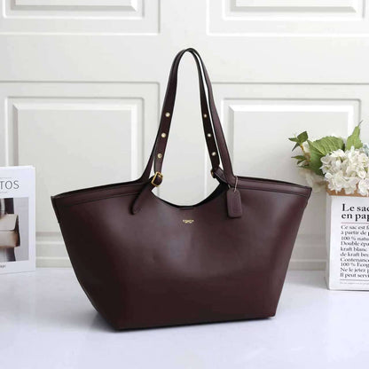 COACH Gramercy tote bag
crafted leather Material
Adjustable shoulder straps
metallic grommet detailing
Size : 34 cm
Without BOX

100 dhs🇦🇪🇦🇪

Zain239
♥️♥️♥️