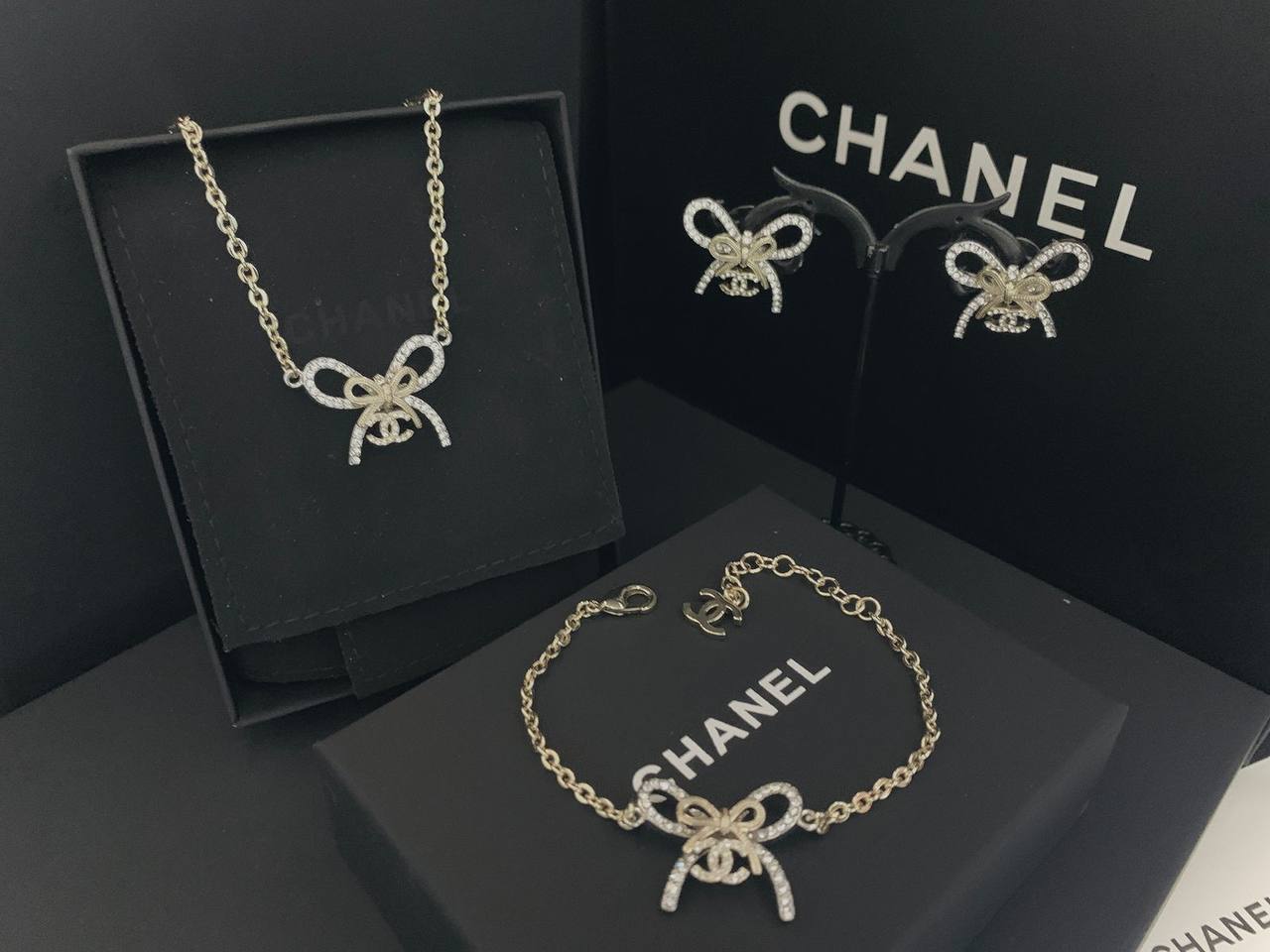 CHANEL SET
NECKLACE 
BRACELET 
EARRINGS

WITH BOX AND PAPER BAG
🎁🎁🎁

175 DHS💓

Zain89
♥️♥️♥️