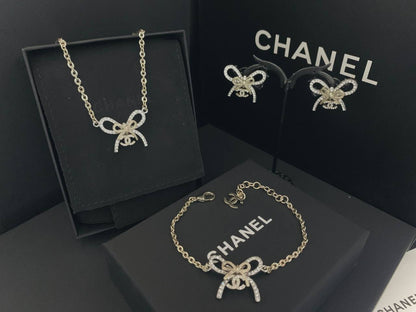 CHANEL SET
NECKLACE 
BRACELET 
EARRINGS

WITH BOX AND PAPER BAG
🎁🎁🎁

175 DHS💓

Zain89
♥️♥️♥️
