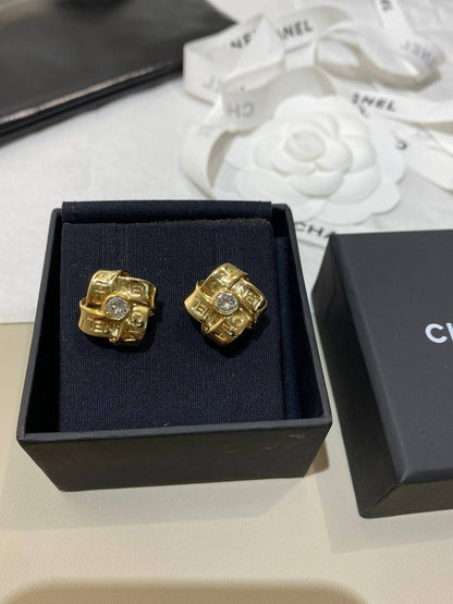 CHANEL MASTER
EARRING💫✨
60 DHS🇦🇪🇦🇪
WITH BOX AND PAPER BAG🛍️🎁

Zain89
♥️♥️♥️
