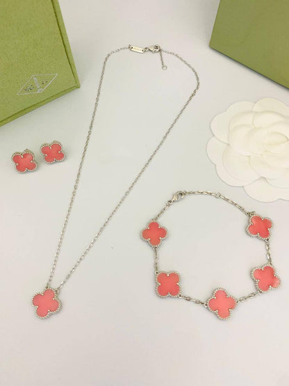 VCA Set*_🌼💫
*NECKLACE 1 FLOWER*
*BRACELET 5 FLOWER*
*EARRING   1* *FLOWER*  
145 dhs❤️
       _*WITH*_
    *Good Box* 📦

Zain89
♥️♥️♥️