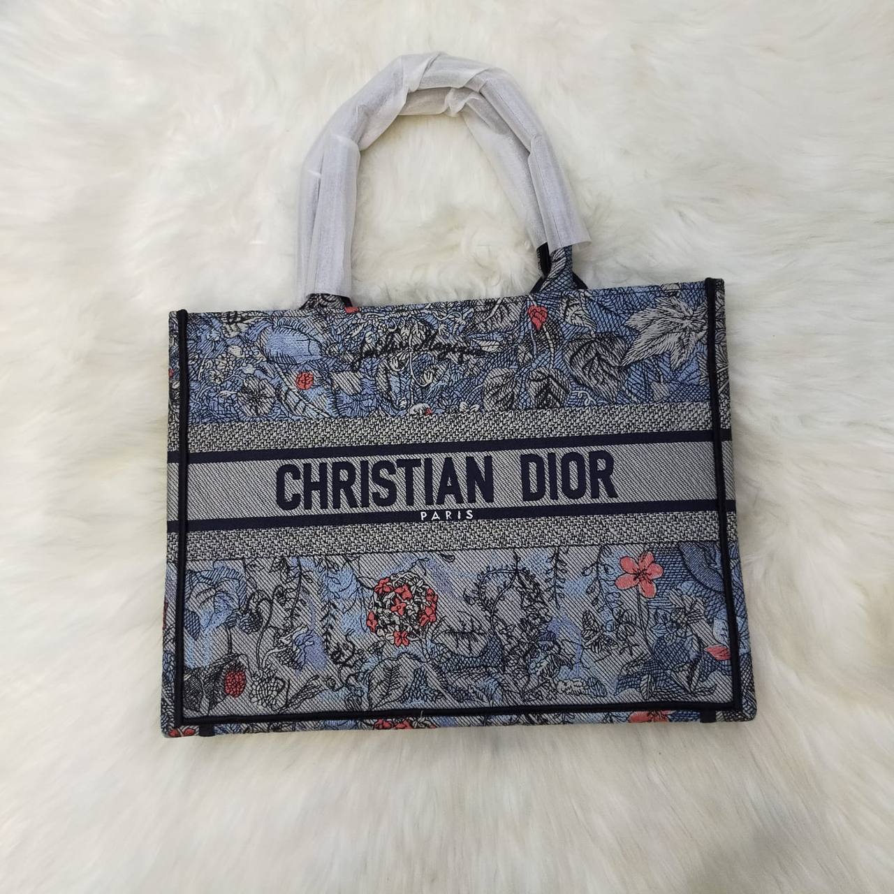 Dior
High quality
135 dhs✅
Size 35cm

Zain235
♥️♥️♥️