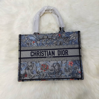 Dior
High quality
135 dhs✅
Size 35cm

Zain235
♥️♥️♥️