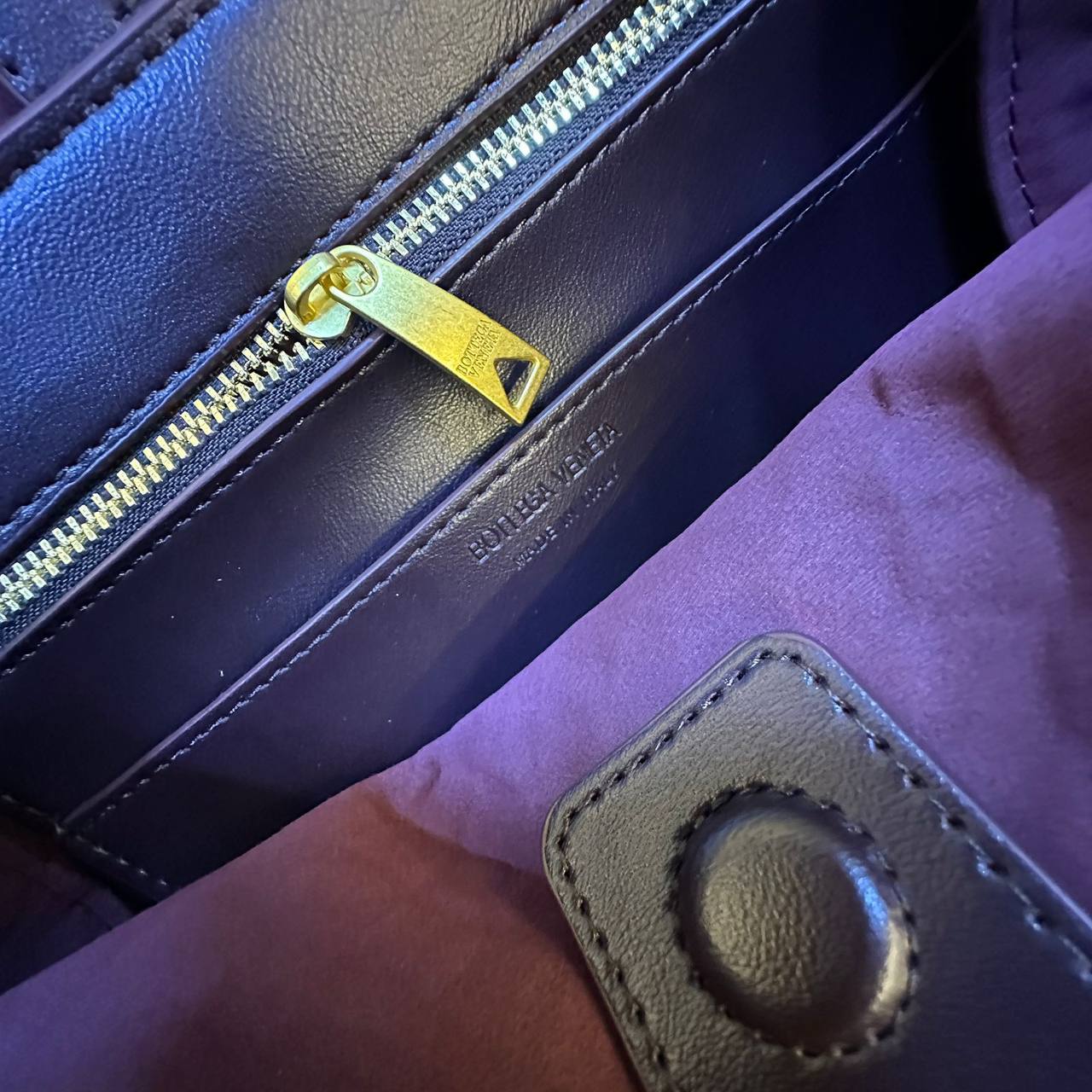 BOTTEGA 
GOOD QUALITY WITH BOX 
115 dhs✅
Size: 25cm

Zain295
♥️♥️♥️