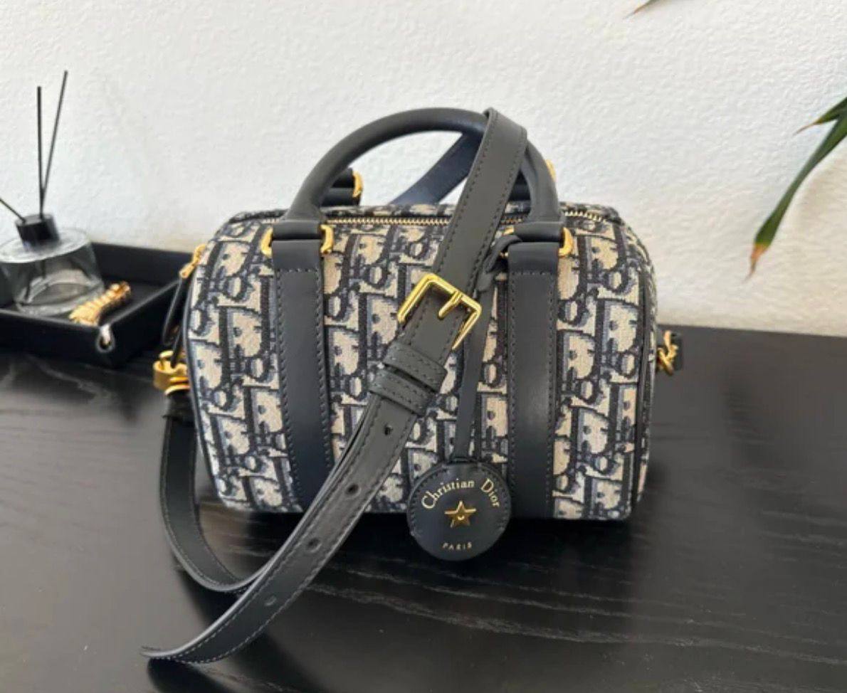 Dior
110 dhs🪙🌨️

size:18CM
Good quality 

with box
🎁🎁🎁

Zain35
♥️♥️♥️