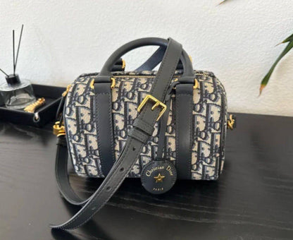 Dior
110 dhs🪙🌨️

size:18CM
Good quality 

with box
🎁🎁🎁

Zain35
♥️♥️♥️