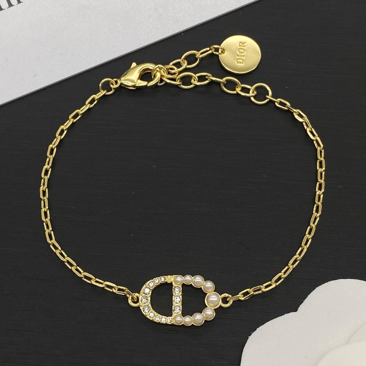 EACH BRACELET 
MASTER QUALITY💫✨
50 DHS🇦🇪
WITH BOX AND PAPER BAG 🎁🛍️

Zain89
♥️♥️♥️
