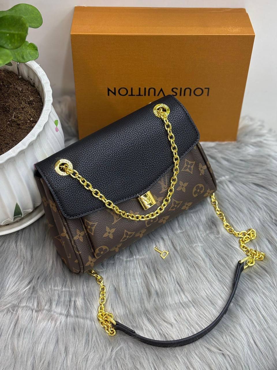 LV
SIZE  ……… 23.5 CM 🥰
100 dhs✅

with BOX🌷
🎁🎁🎁

Zain244
♥️♥️♥️