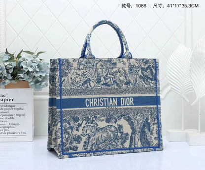 Dior

with box🎁🎁🎁

120 dhs🇦🇪
41cm

Zain143
♥️♥️♥️