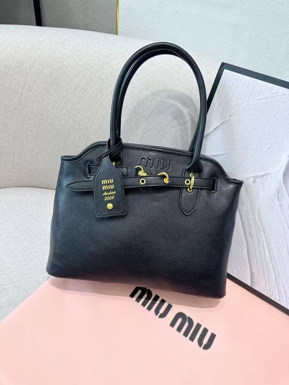 Miu Miu
Best quality 
95 dhs🪙🖤
size 31cm

Zain158
♥️♥️♥️