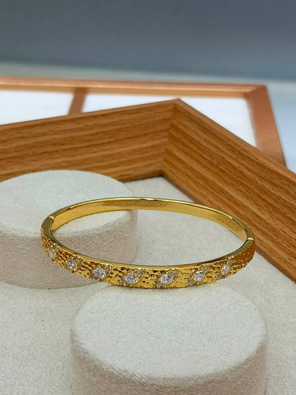 Bangle ❤️‍🔥*
good quality 💯
With black boxes 🗃️ 
20 dhs💓
With normal boxes 📦 
And paper bag🛍️
30 dhs💓

Zain216
♥️♥️♥️