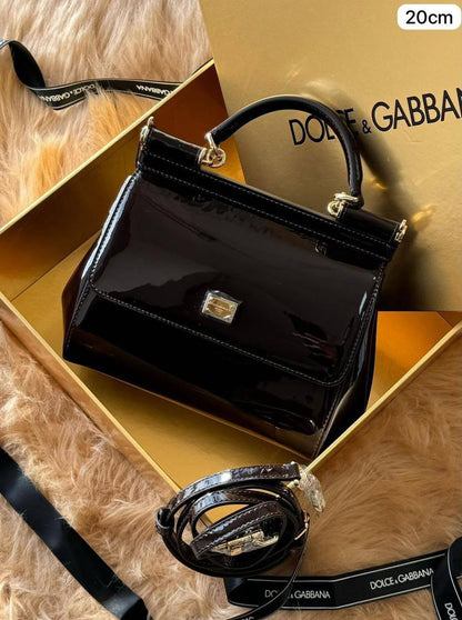❤️ CK / Chanel / D&G

1️⃣ First quality

Size : 28 ~ 20 * 15 cm
95 dhs🇦🇪🇦🇪

Zain115
♥️♥️♥️