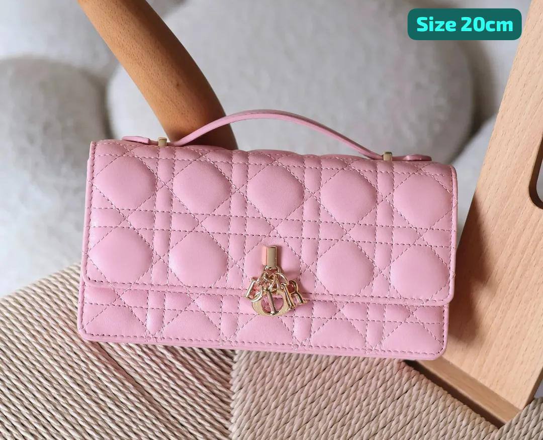 Dior
Best quality 

with box’s 
🎁🎁🎁

110 dhs🪙💕
size 21cm

Zain158
♥️♥️♥️