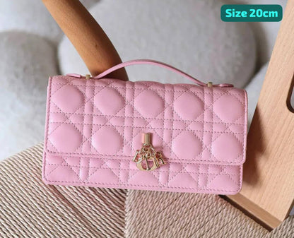 Dior
Best quality 

with box’s 
🎁🎁🎁

110 dhs🪙💕
size 21cm

Zain158
♥️♥️♥️