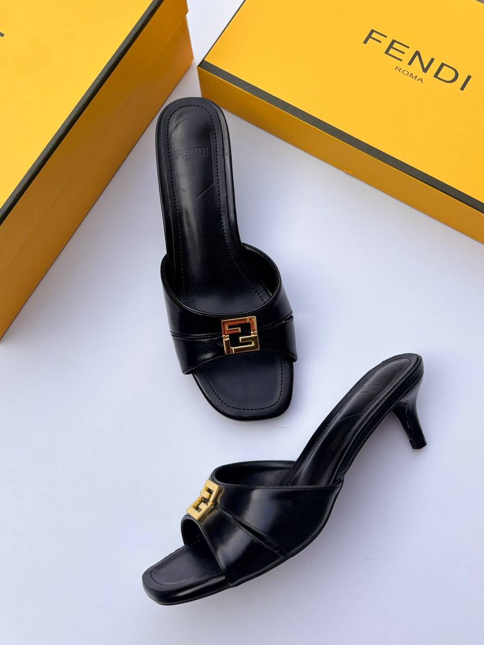 FENDI 
120 dhs✅
Size 36-42

Zain30
♥️♥️♥️