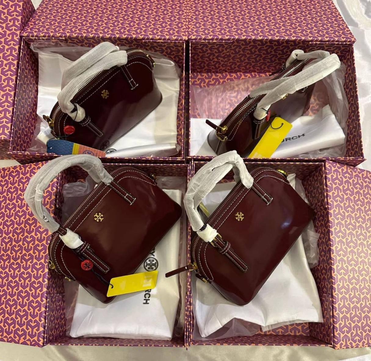 Tory Burch

90 dhs✅

with box
🎁🎁🎁

Zain07
♥️♥️♥️