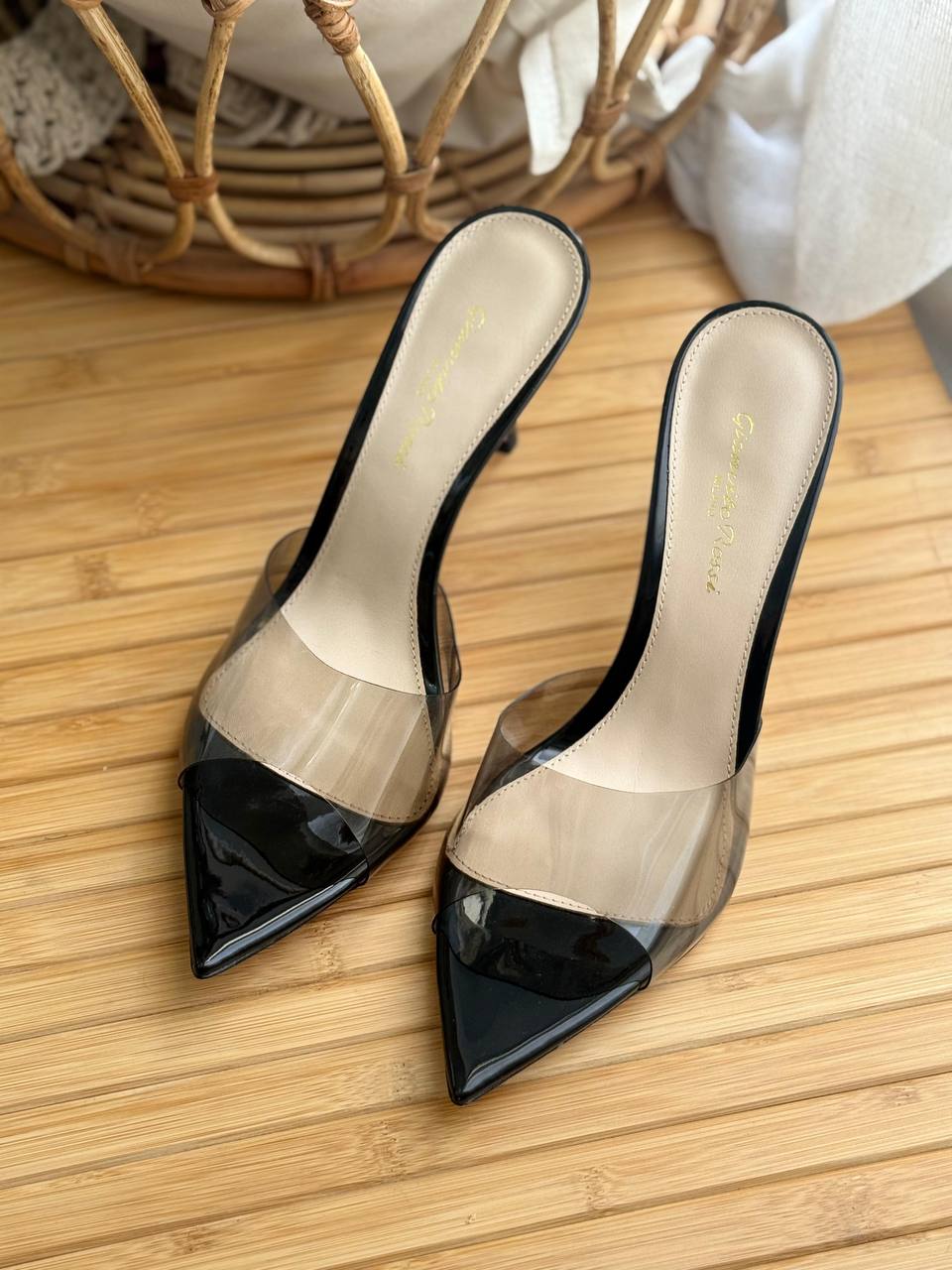 Gianvito Rossi
Super Master
𝗦𝗶𝘇𝗲 𝟯𝟲 𝘁𝗼𝗼 𝟰𝟭 
450 dhs💛

Zain303
♥️♥️♥️