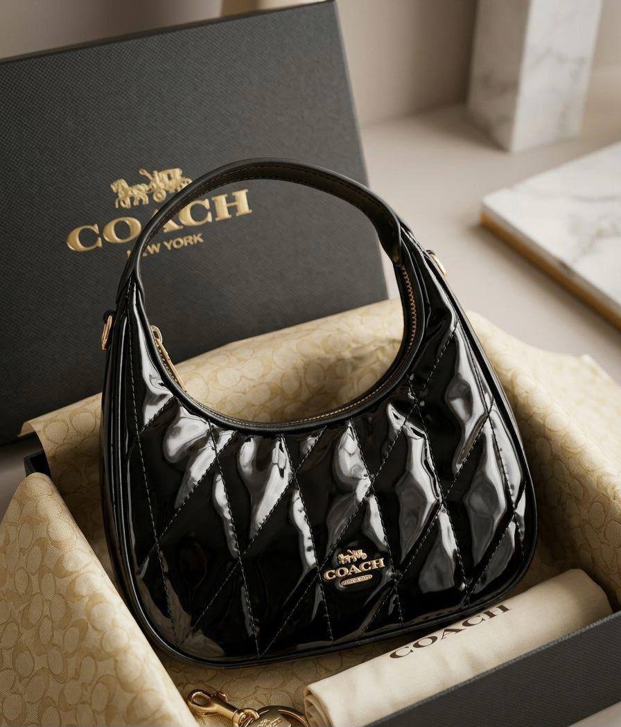 COACH 
GOOD QUALITY ☘️
Glossy material ✨
100 dhs🇦🇪🇦🇪
WITH BOX 📦

Zain28
♥️♥️♥️