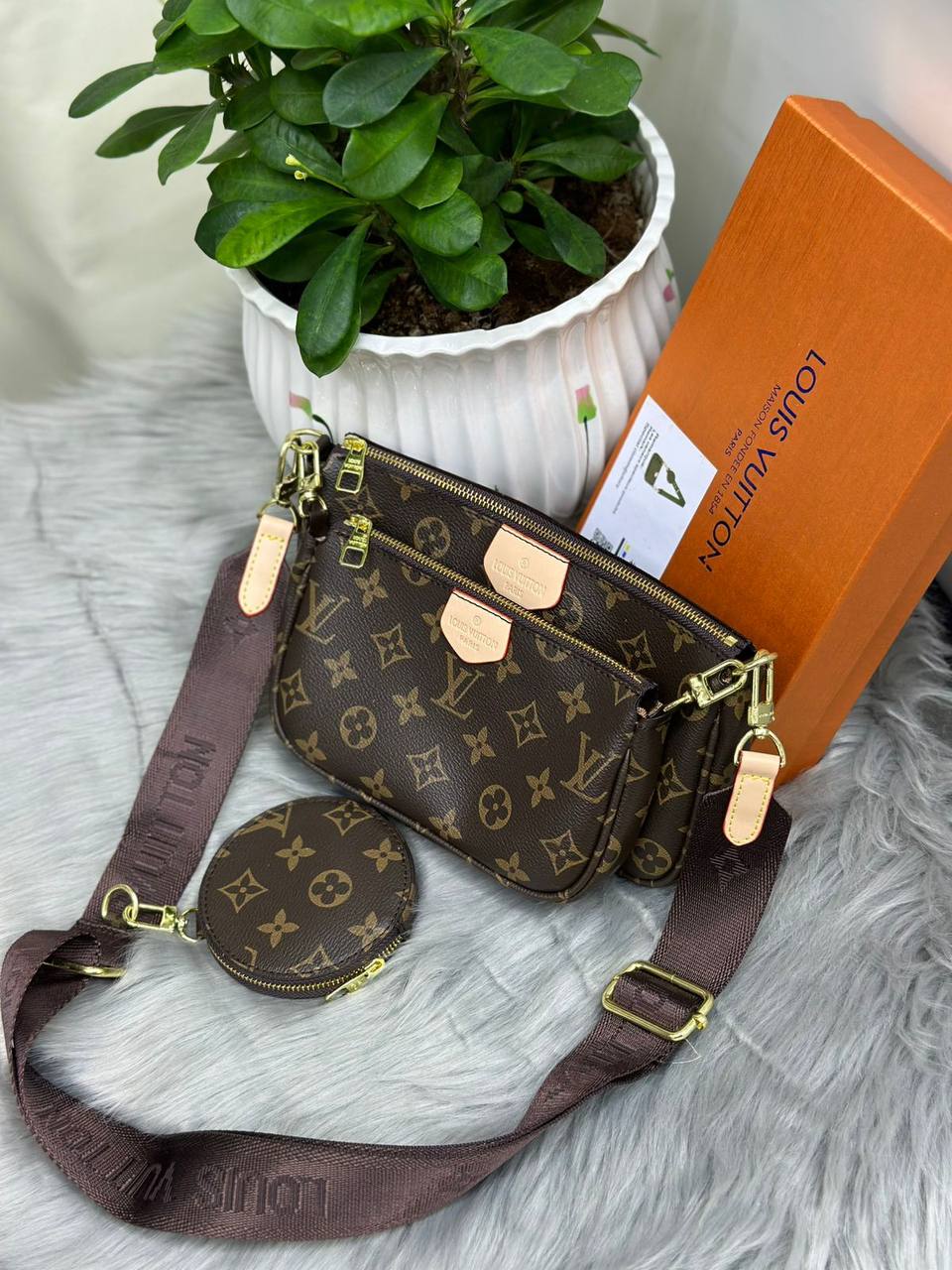 LV
80 dhs✅

with box
🎁🎁🎁

Zain244
♥️♥️♥️
