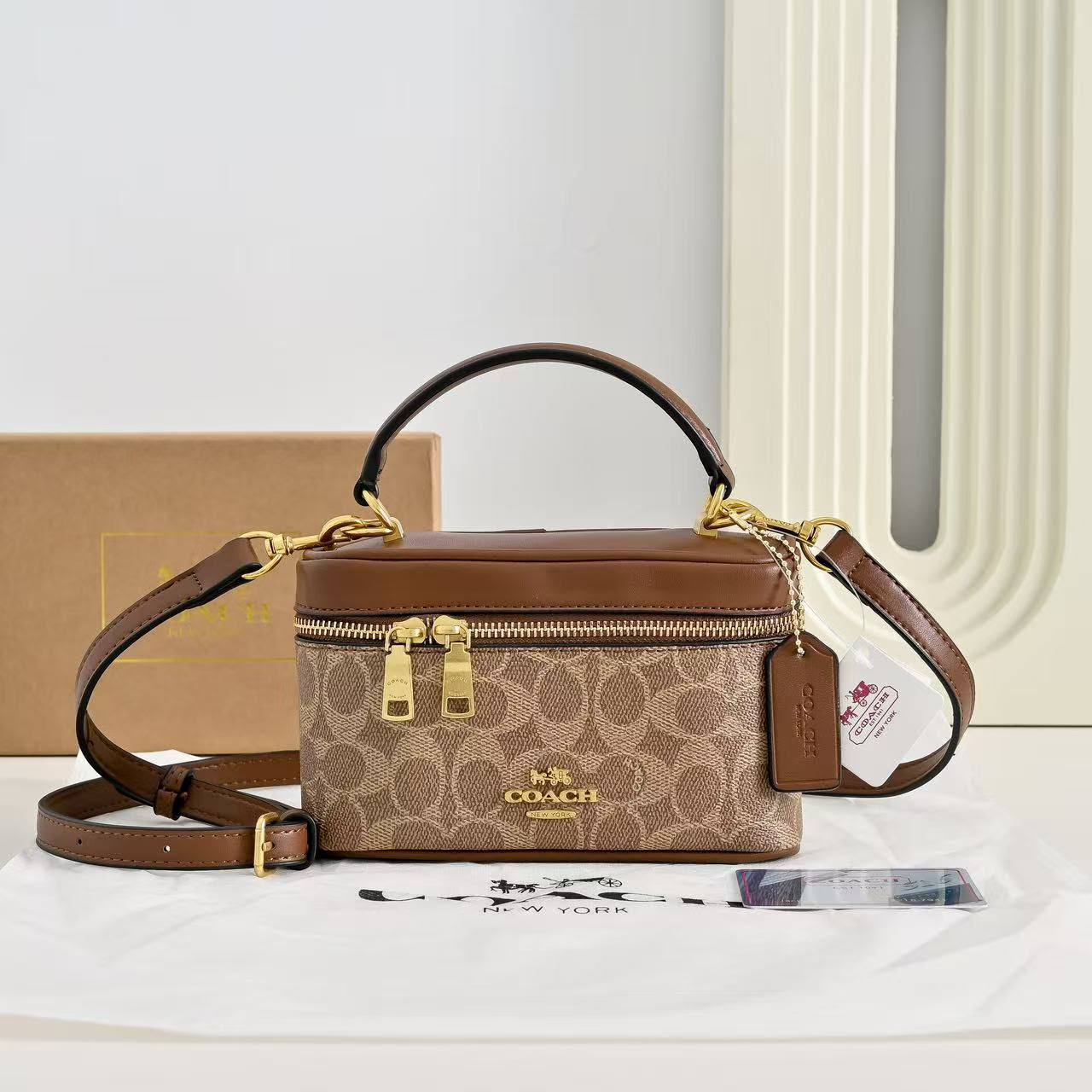 Coach
Coach
95 dhs🇦🇪🇦🇪
with box
size 19×6×11cm

Zain42
♥️♥️♥️
