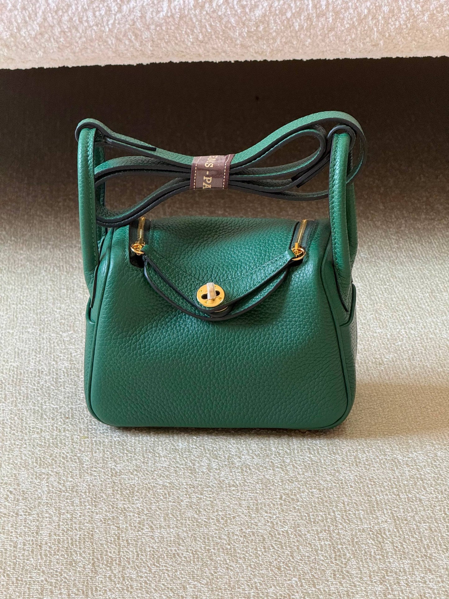 Hermes mini Lindy 18cm💥Master quality ✅with box 📦 
340 dhs✅

Zain51
♥️♥️♥️