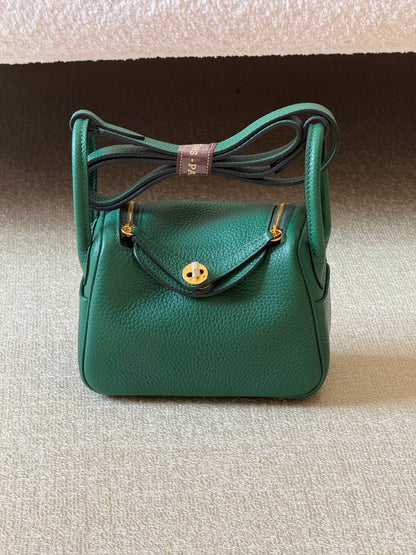 Hermes mini Lindy 18cm💥Master quality ✅with box 📦 
340 dhs✅

Zain51
♥️♥️♥️