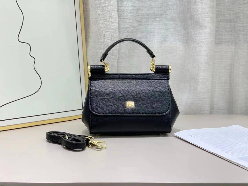 D&G
95 dhs🪙
size：20CM
Good quality 

with box
🎁🎁🎁

Zain35
♥️♥️♥️