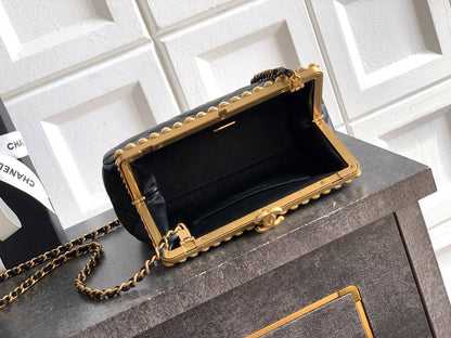 CHANEL 

COPY ONE 

NEW RESTOCK 

WITH BOX 

110dhs🇦🇪
Zain17
♥️♥️♥️