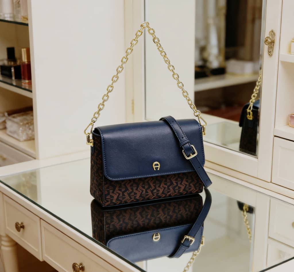 Aigner
95 dhs✅
have box🎁

Size:20/15/8

Zain07
♥️♥️♥️