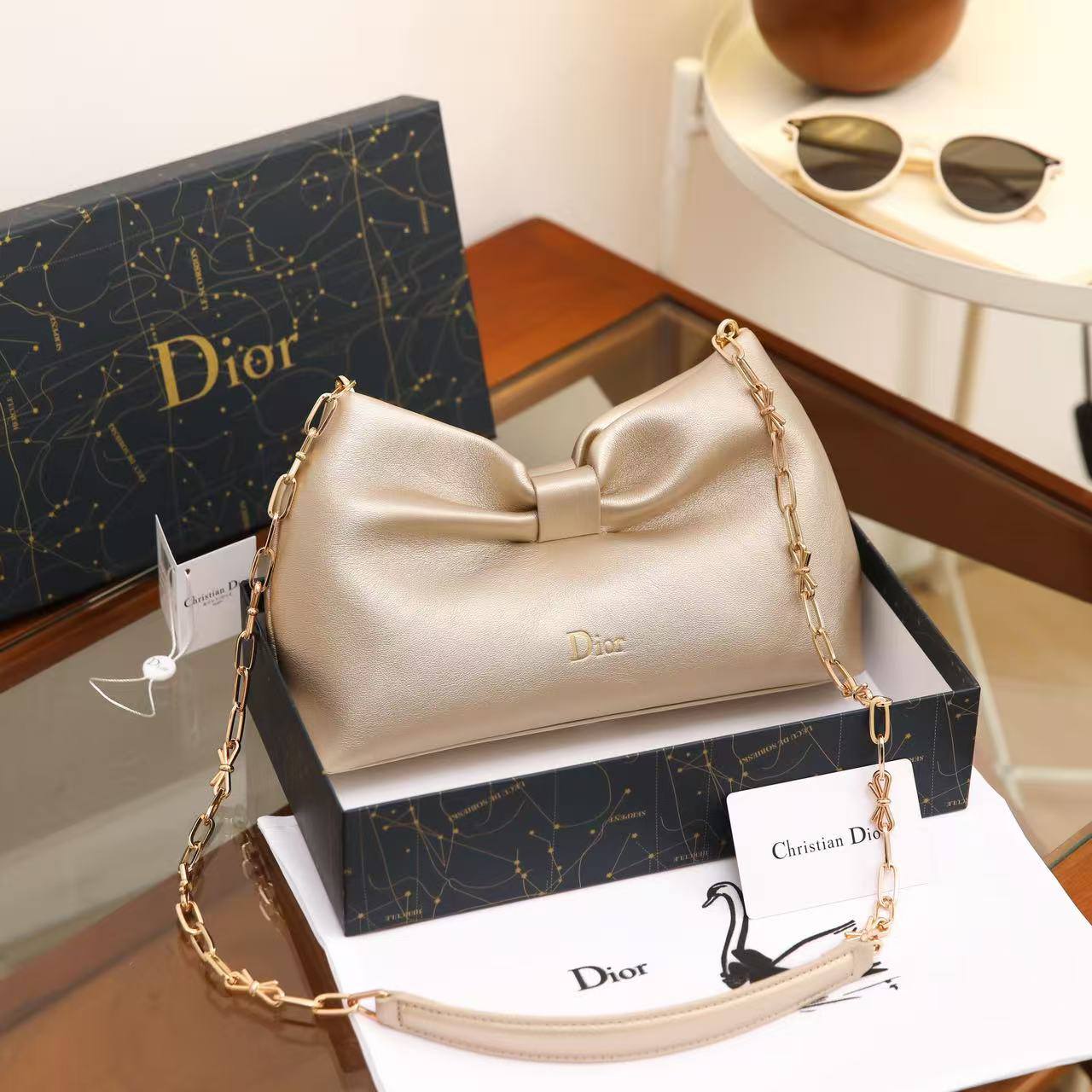 Dior
100 dhs🇦🇪🇦🇪 
high quality With box25cm

Zain26
♥️♥️♥️