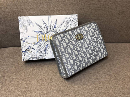 Goyard
70 dhs✅
with box
🎁🎁🎁

25cm

Zain26
♥️♥️♥️