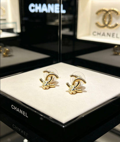 CHANEL ❤️‍🔥*
Earring 🦋
Master quality 💯
With normal boxes 📦 
45 dhs✅
With master box 🗃️ 
75 dhs✅

Zain216
♥️♥️♥️