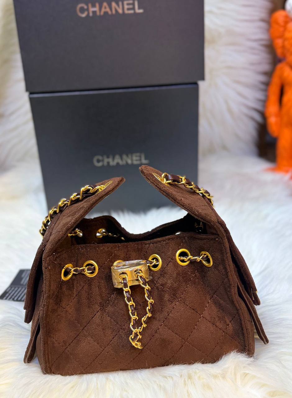 Chanel 
good quality, 
comes with box, 🎁🎁🎁
size...22 * 12 cm 
110 dhs✅
Zain12
♥️♥️♥️