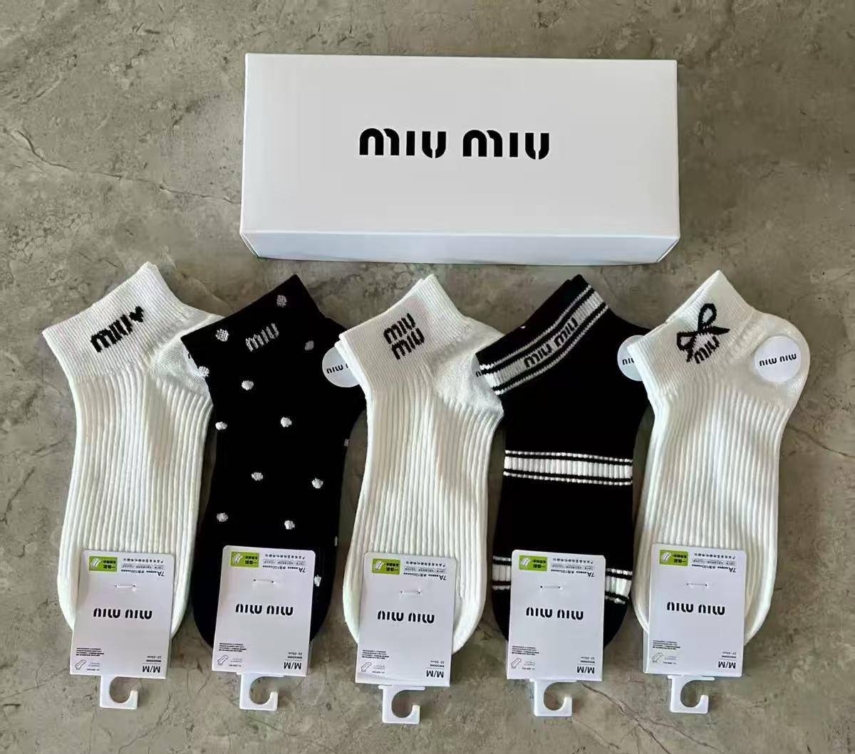 Socks 🧦 ❤️‍🔥*
5 piece 🤯
With boxes 🗃️ 
good quality 💯
45 dhs🪙💚

Zain216
♥️♥️♥️