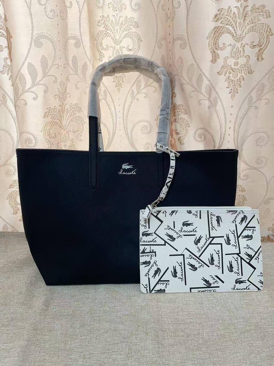 🌟 LACOSTE 🐊 New 2 in 1
✌🏻Double-sided usable bag
1⃣️First quality 
Size: 47 * 29 cm
90 dhs💓

Zain115
♥️♥️♥️
