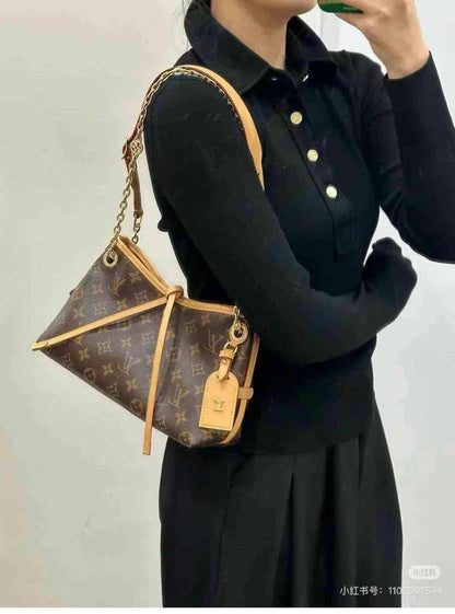 LV
Quality 💯
Size 24cm

100 dhs✅
With box 📦

Zain70
♥️♥️♥️