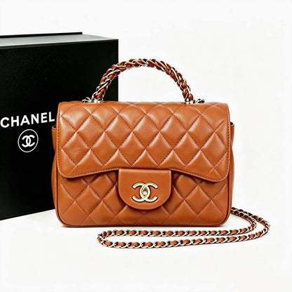 CHANEL 
GOOD QUALITY WITH BOX 
100 dhs🇦🇪🇦🇪
Size:20cm

Zain295
♥️♥️♥️