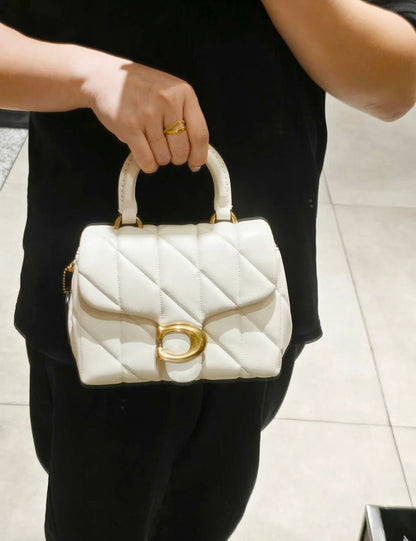 New model,
coach good quality, 
comes with box, 
🎁🎁🎁

size...20 * 16 cm 
95 dhs🪙🌨️

Zain12
♥️♥️♥️