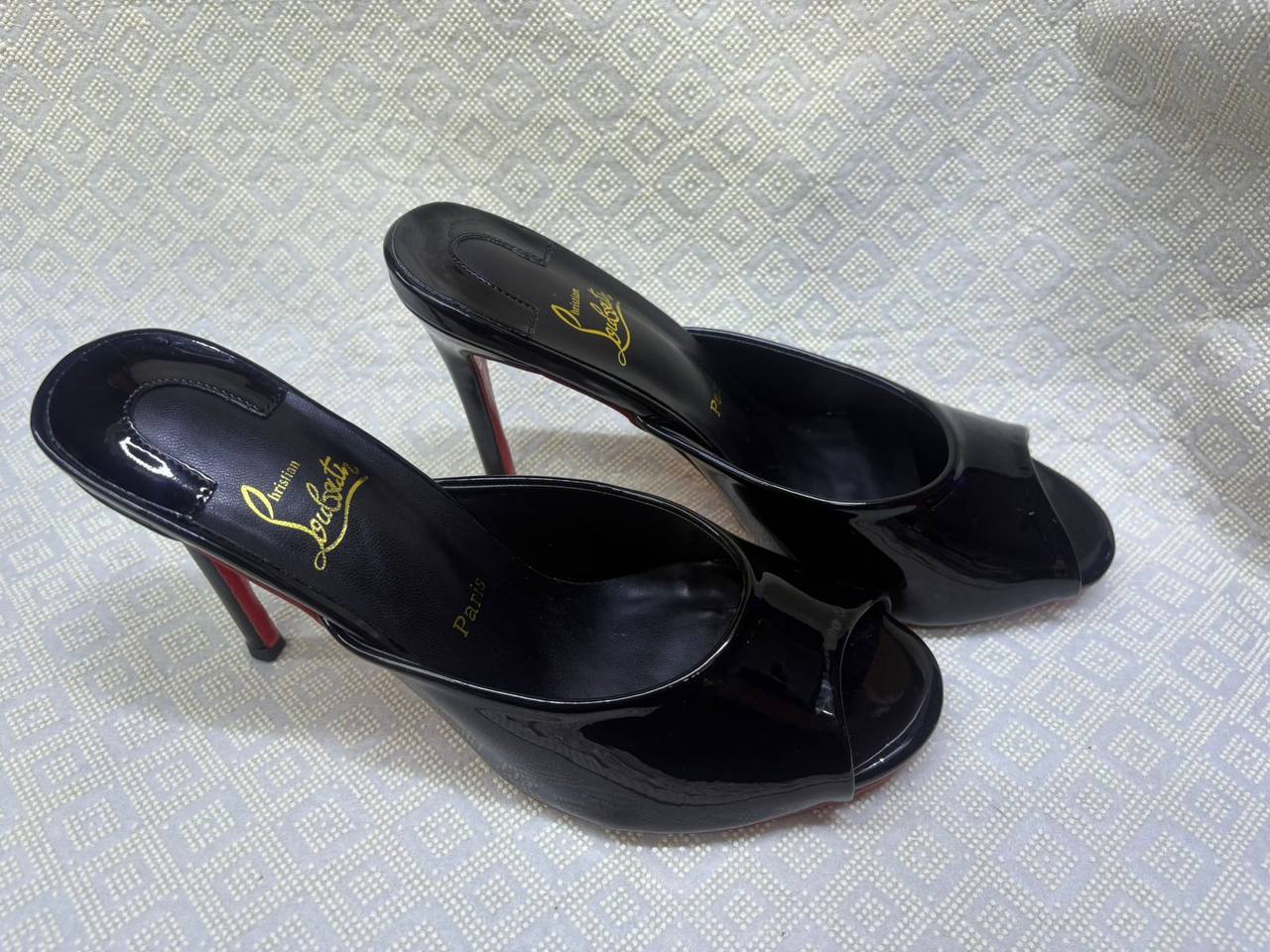 CL 
me dolly heels
Size 36-41
110 dhs❤️

Zain145
♥️♥️♥️