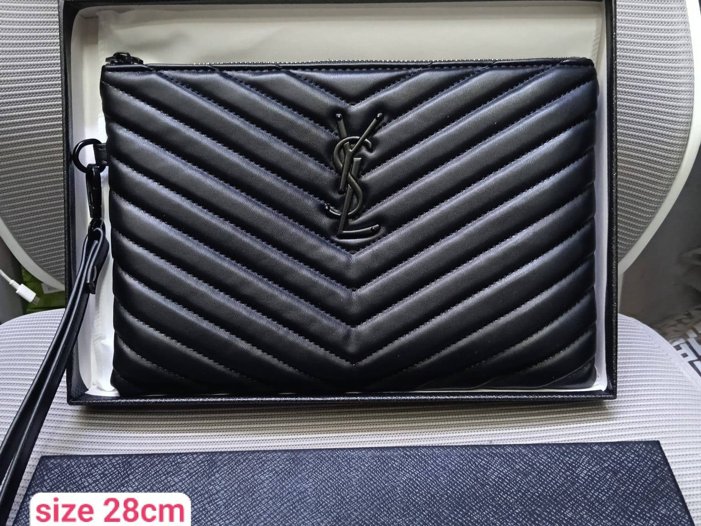 Clutch Bags
70 dhs✅
with box

Zain26
♥️♥️♥️