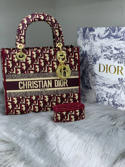 DIOR
SIZE………. 24CM🌷
115 dhs👑
with BOX✅

Zain244
♥️♥️♥️