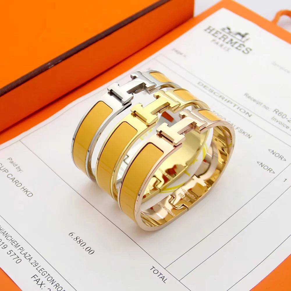 GOLD 
ROSE GOLD
SILVER
BANGLE HERMES 
MASTER✨💫
60 dhs✅✅
 EACH WITH BOX AND PAPER BAG🎁🛍️

Zain89
♥️♥️♥️