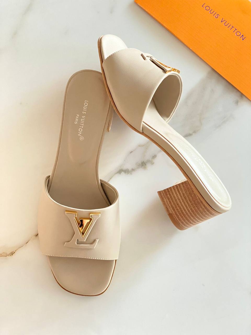 LV shoes 
AAA master quality 
Size 37…….40
380 dhs🪙🌨️

Zain180
♥️♥️♥️