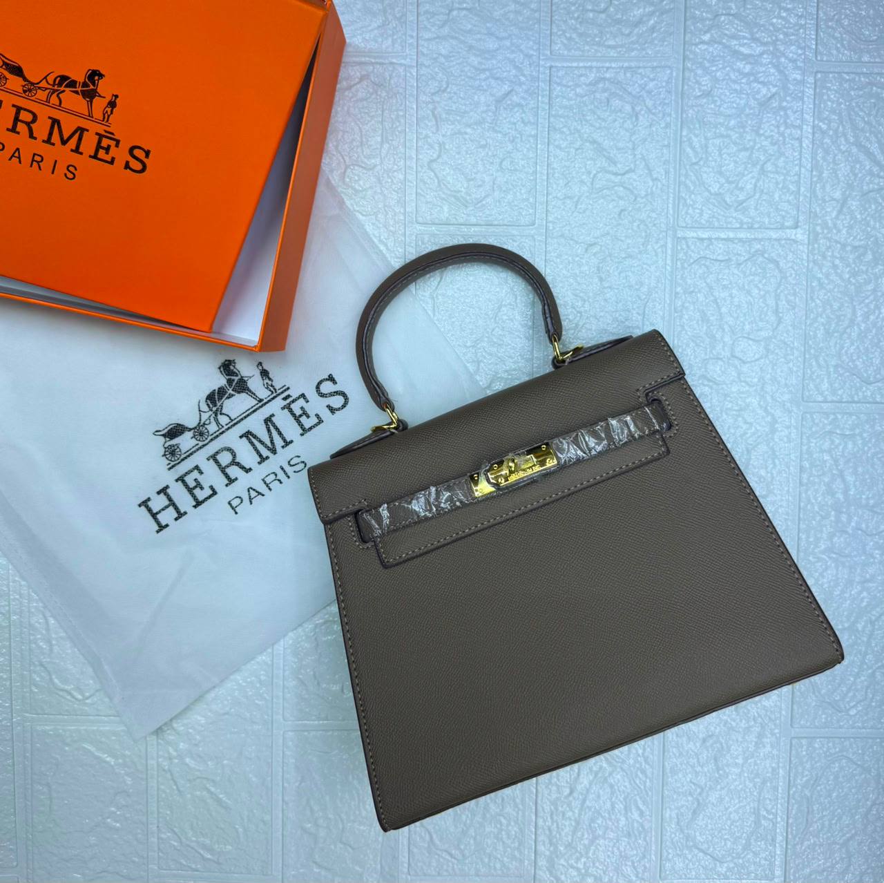 Hermes
105 dhs✅
Good  quality
Size:25cm

Zain74
♥️♥️♥️