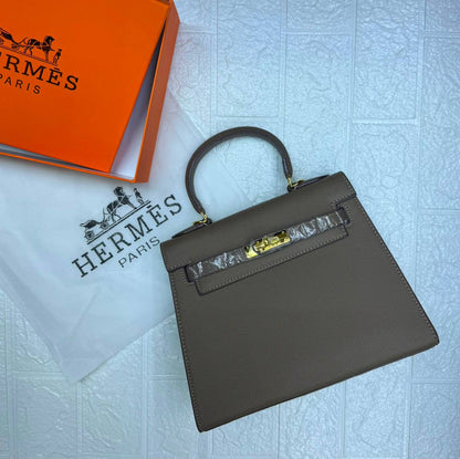 Hermes
105 dhs✅
Good  quality
Size:25cm

Zain74
♥️♥️♥️